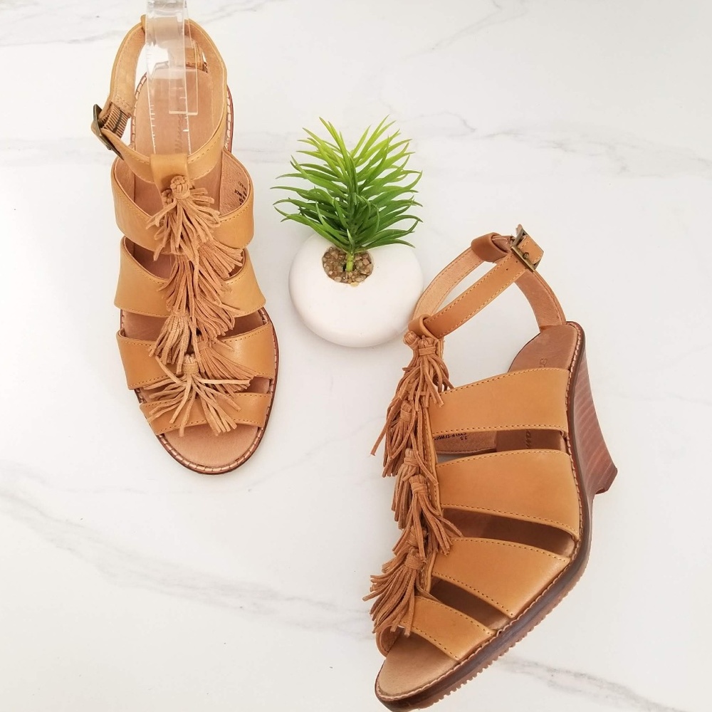 Tommy Bahama Womens Wedge Heels Sandal Open Toe Tan Tassel Leather Buckle Shoes